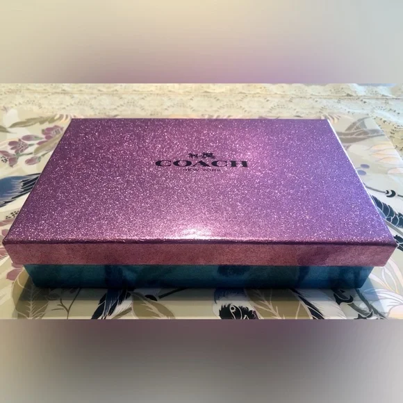 Classic Coach Black Leather Wristlet Wallet NWT,NIB,BRAND NEW FESTIVE Gift Box! - Picture 10 of 14